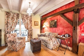Double or Twin Room, 2 Single Beds (Rouge) | Individually decorated, individually furnished, desk, iron/ironing board - La Ferme de Sophie (Kleingoeft)