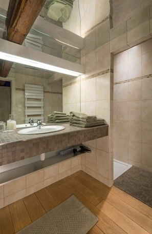 Doppelzimmer (Bleue) | Badezimmer | Dusche, Haartrockner, Handtücher