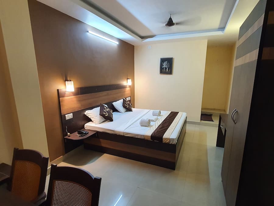 Desk, cribs/infant beds, rollaway beds, free WiFi