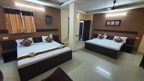 Deluxe Quadruple Room | 1 bedroom, desk, cribs/infant beds, rollaway beds