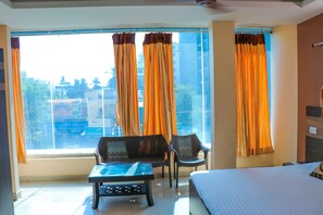Deluxe Quadruple Room | Desk, cribs/infant beds, rollaway beds, free WiFi - S4 Residency (Chennai)