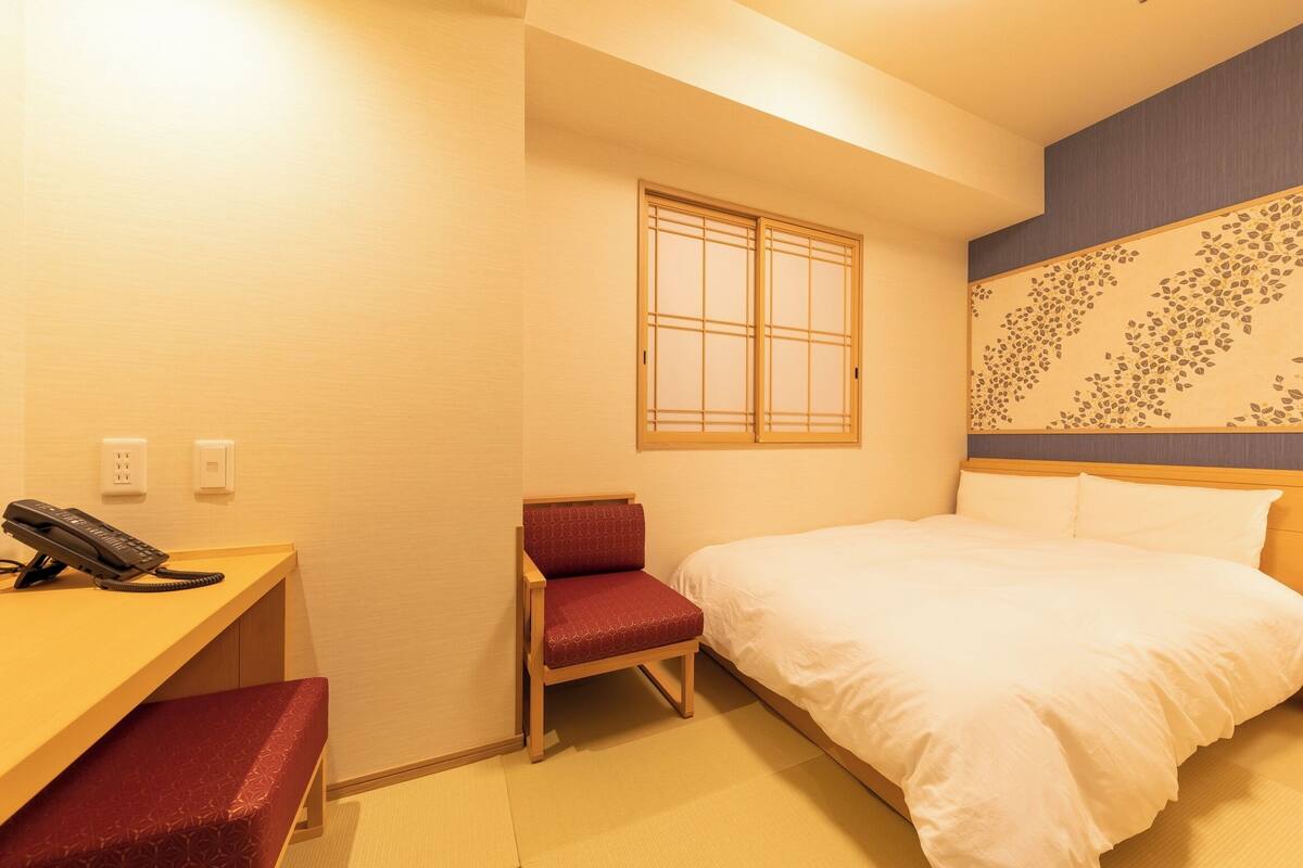 Down duvets, in-room safe, desk, laptop workspace