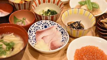 Desayuno japonés (JPY 2500 por persona)