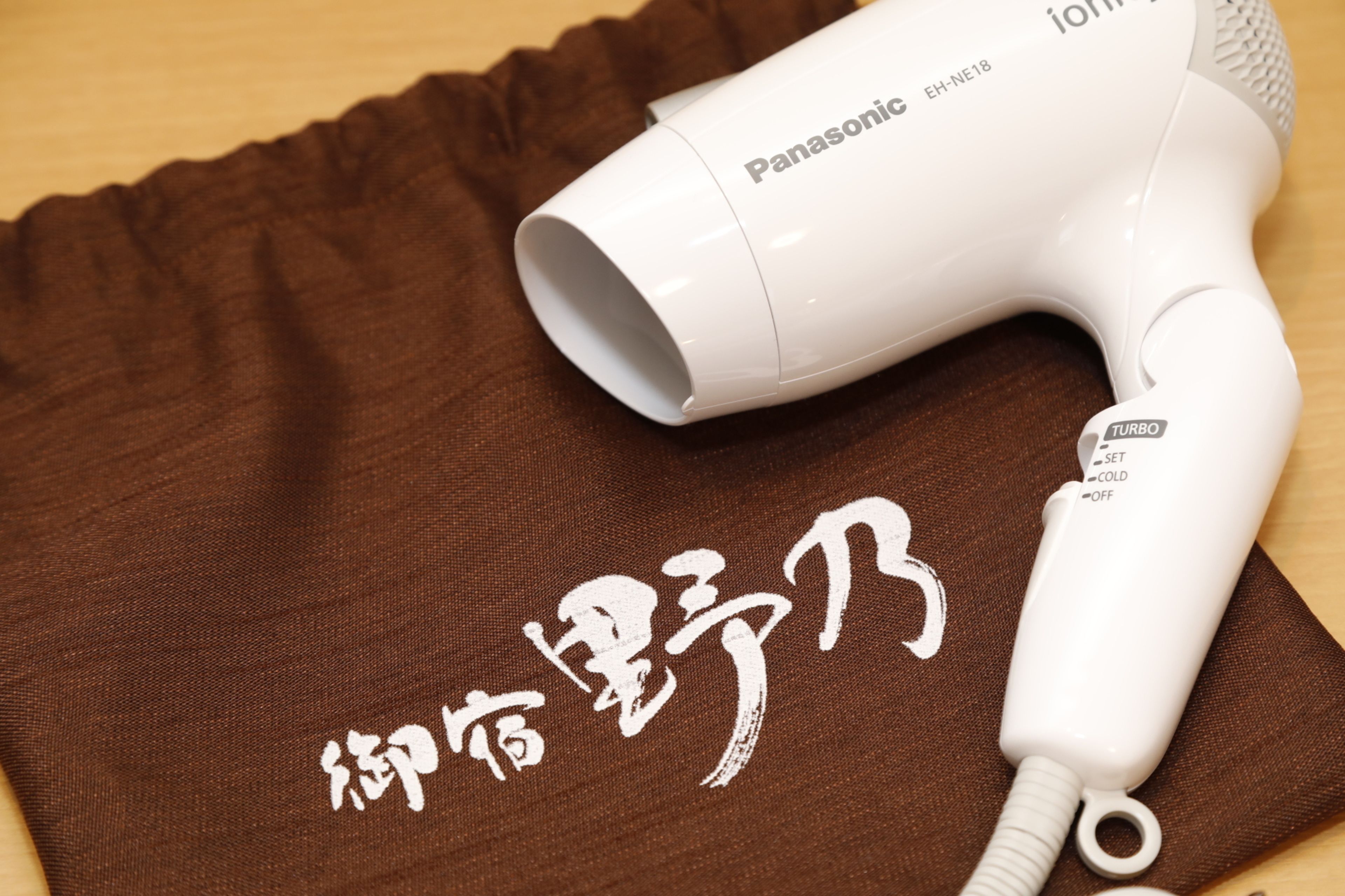 shower, hydromassage showerhead, free toiletries, hair dryer