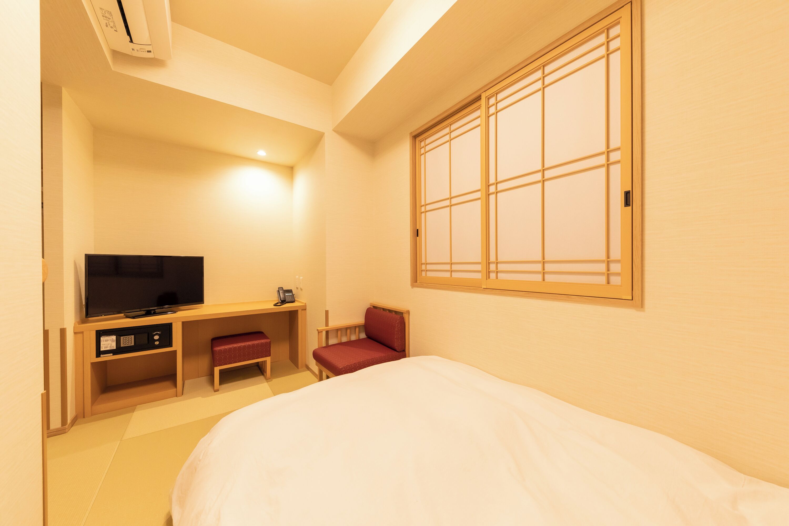 Down comforters, in-room safe, desk, laptop workspace
