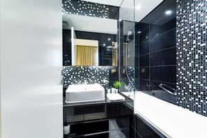 Appartement, 1 slaapkamer, uitzicht op kanaal | Badkamer | Een bad/douchecombinatie, gratis toiletartikelen, een haardroger