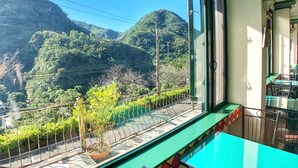 Un balcon donnant sur un paysage montagneux.