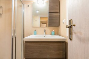 Appartamento | Bagno | Doccia, set di cortesia gratuito, asciugacapelli, asciugamani