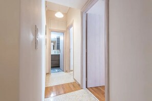 Apartment | Bathroom | Shower, free toiletries, hair dryer, towels