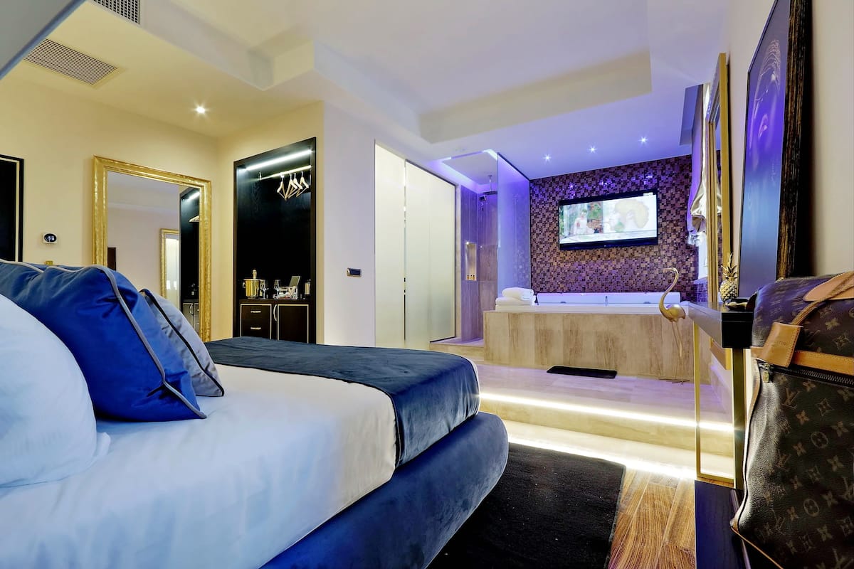 Suíte estúdio luxo, banheira de imersão | 1 quarto, roupas de cama premium, edredons de pluma