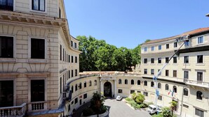 A historic building with a central courtyard, multiple balconies, and a clear sky. - Spanish Diamond Luxury Suites & Jacuzzi (Rome)