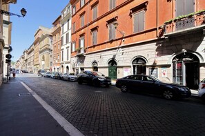 Front of property - Spanish Diamond Luxury Suites & Jacuzzi (Rome)
