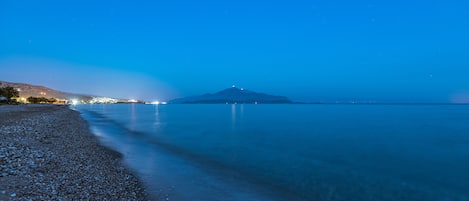 Plage, chaises longues, parasols