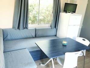 Bungalow, 2 Bedrooms, Patio, Garden View | Living area