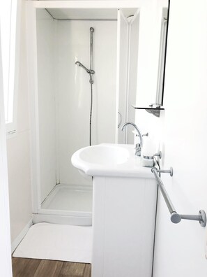 Bungalow, 2 slaapkamers, patio, uitzicht op tuin | Badkamer | Een douche, handdoeken