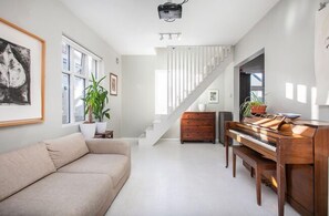 Design-Apartment, 2 Schlafzimmer | Wohnbereich | Flachbildfernseher