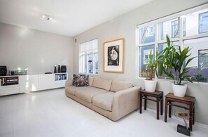 Design-Apartment, 2 Schlafzimmer | Wohnbereich | Flachbildfernseher