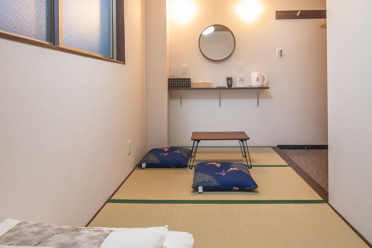 Tabla de planchar con plancha, wifi gratis y ropa de cama