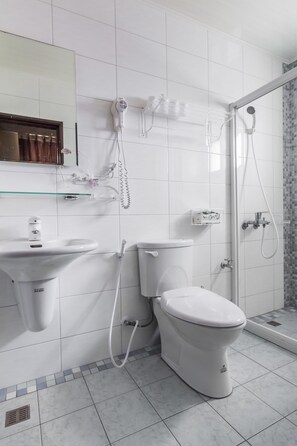 Chambre Quadruple Supérieure, balcon | Salle de bain | Douche, douche à « effet pluie », articles de toilette gratuits