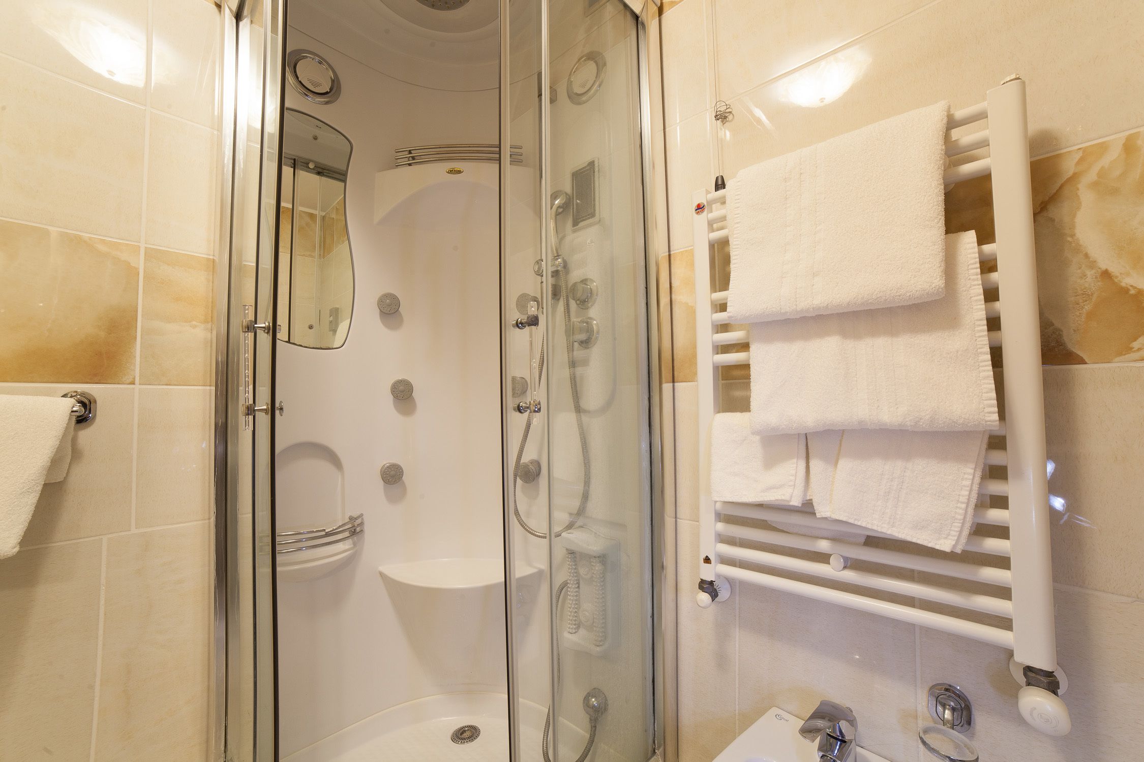 standard double room, partial sea view | bathroom | shower, rainfall showerhead, free toiletries, hair dryer