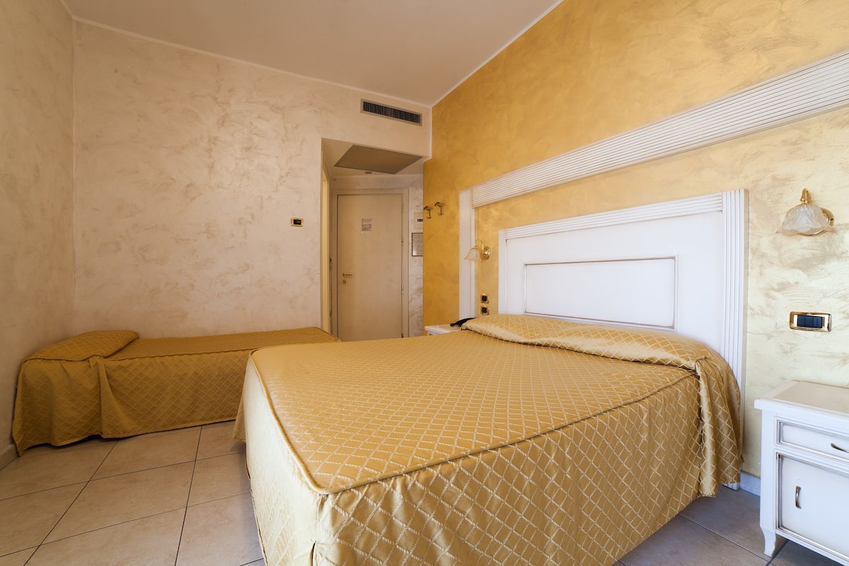 Triple Room, Partial Sea View | 1 bedroom, minibar, in-room safe, desk