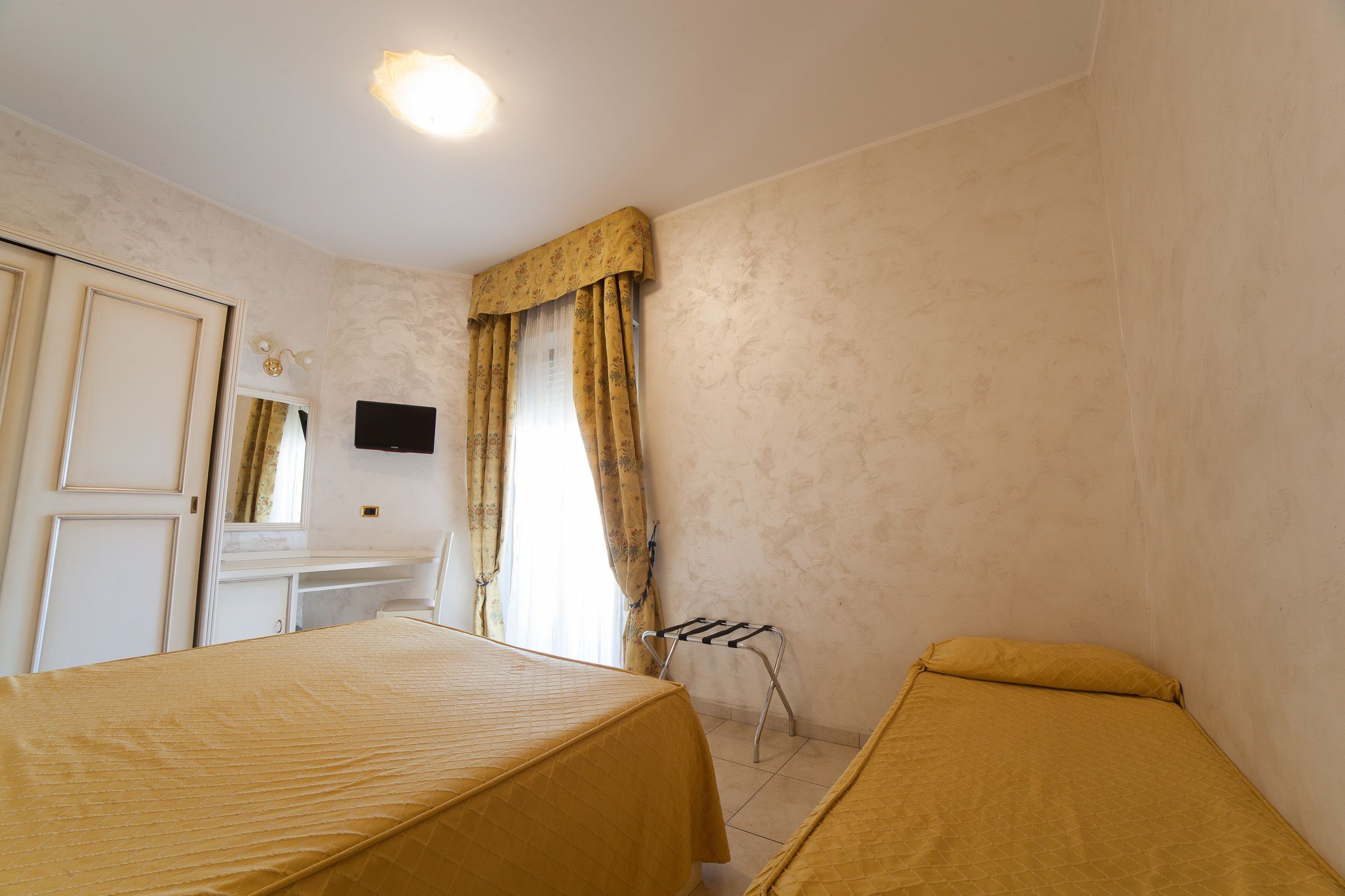 triple room, partial sea view | 1 bedroom, minibar, in-room safe, desk