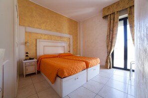 Dobbeltrom – standard, delvis sjøutsikt | 1 soverom, minibar, safe på rommet og skrivebord