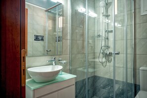 Combined shower/tub, hair dryer, towels, soap