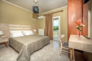 3 chambres, coffres-forts dans les chambres, fer et planche Ă repasser