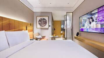 Minibar con artículos gratuitos, escritorio y cortinas blackout