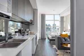 Comfort Studio, City View | Private kitchenette | Fridge, microwave, oven, stovetop