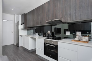 Comfort Studio, City View | Private kitchenette | Fridge, microwave, oven, stovetop