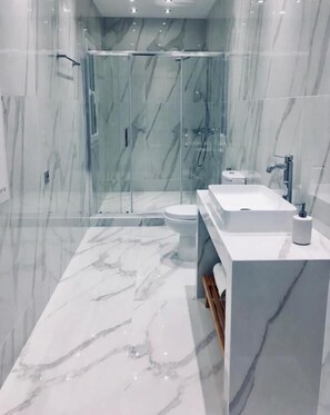Ducha, secador de pelo, toallas y jabón