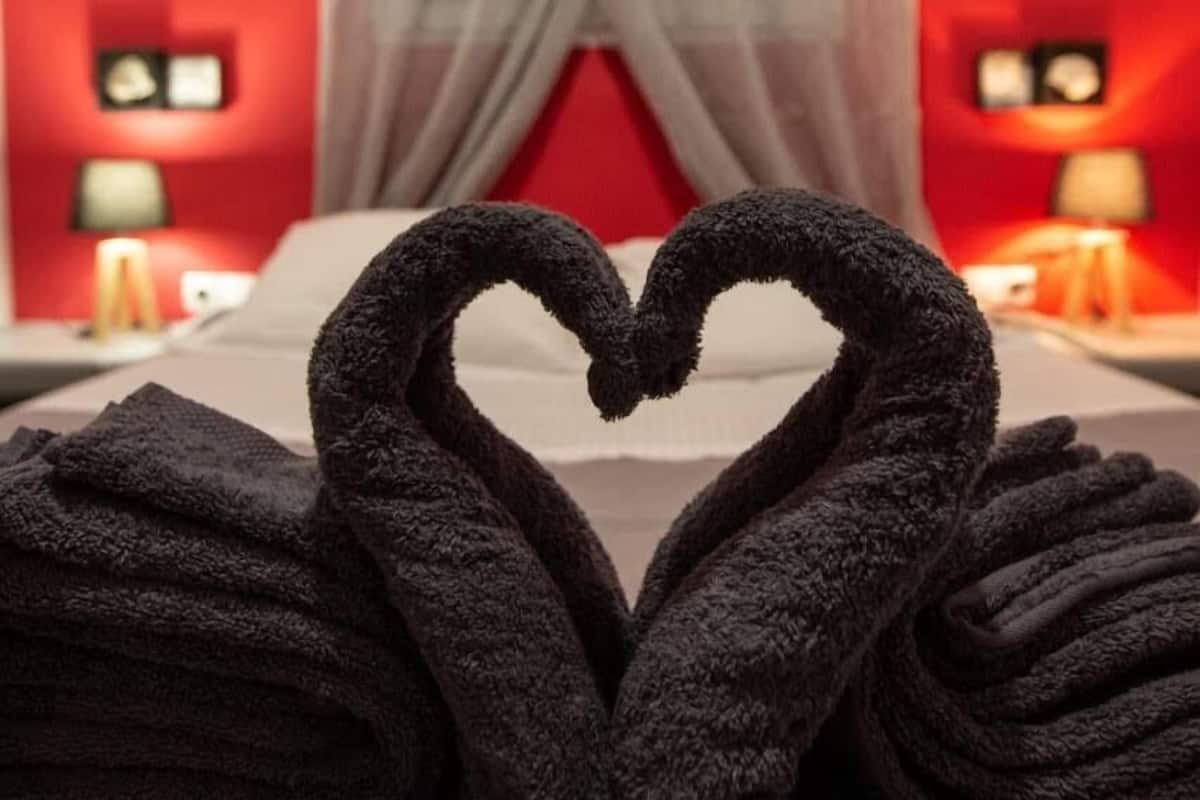 Departamento superior, 1 habitación (Red) | Escritorio, tabla de planchar con plancha, wifi gratis y ropa de cama