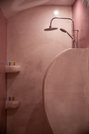 Standard-Apartment (Dusty Pink) | Dusche im Bad