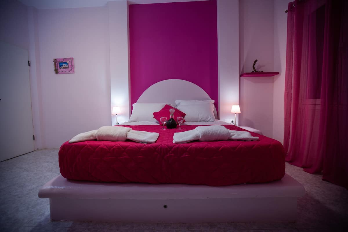 Departamento superior, 1 habitación (Fuschia) | Escritorio, tabla de planchar con plancha, wifi gratis y ropa de cama