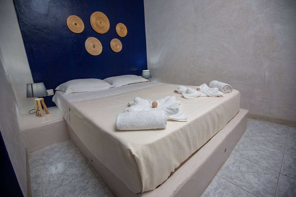 Departamento, 2 habitaciones (Blue) | Escritorio, tabla de planchar con plancha, wifi gratis y ropa de cama