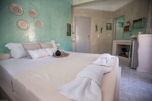 Deluxe Apartment (Mint) | Desk, iron/ironing board, free WiFi, bed sheets - Pasithei Studios (Santorini)