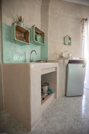 Deluxe Apartment (Mint) | Desk, iron/ironing board, free WiFi, bed sheets - Pasithei Studios (Santorini)
