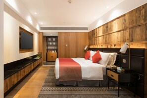 Habitación Deluxe doble, fumadores | Minibar, caja fuerte, escritorio y cortinas opacas