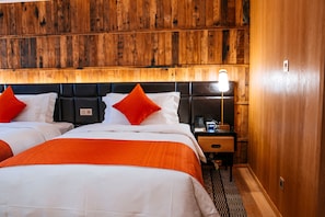 Quarto duplo standard, para fumantes | Frigobar, cofres nos quartos, escrivaninha, cortinas blackout