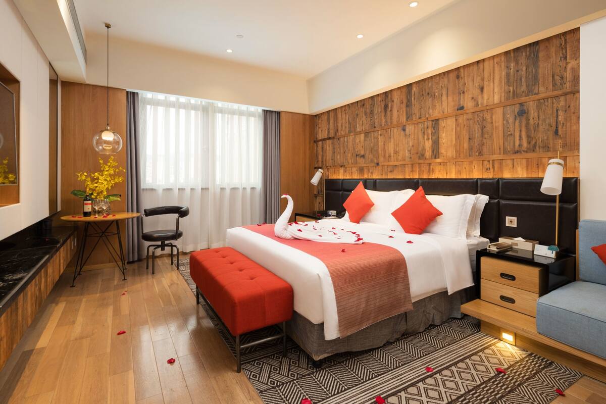 Standard Double Room, Smoking | Minibar, in-room safe, desk, blackout drapes
