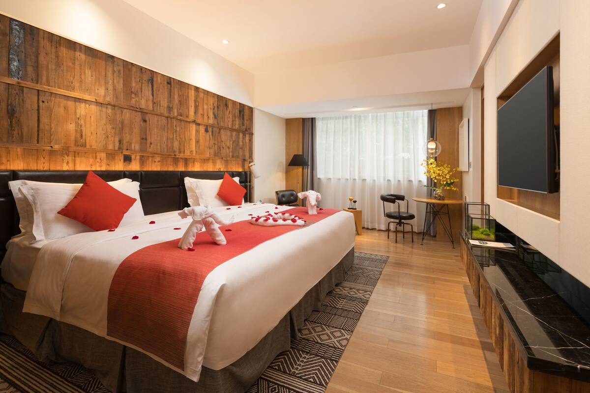 Deluxe Double Room, Smoking | Minibar, in-room safe, desk, blackout drapes