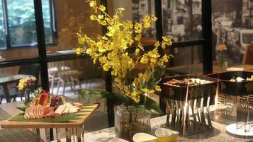 Daily buffet breakfast (CNY 68 per person)