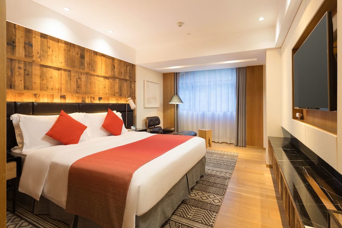 Executive Double Room, Smoking | Minibar, in-room safe, desk, blackout drapes