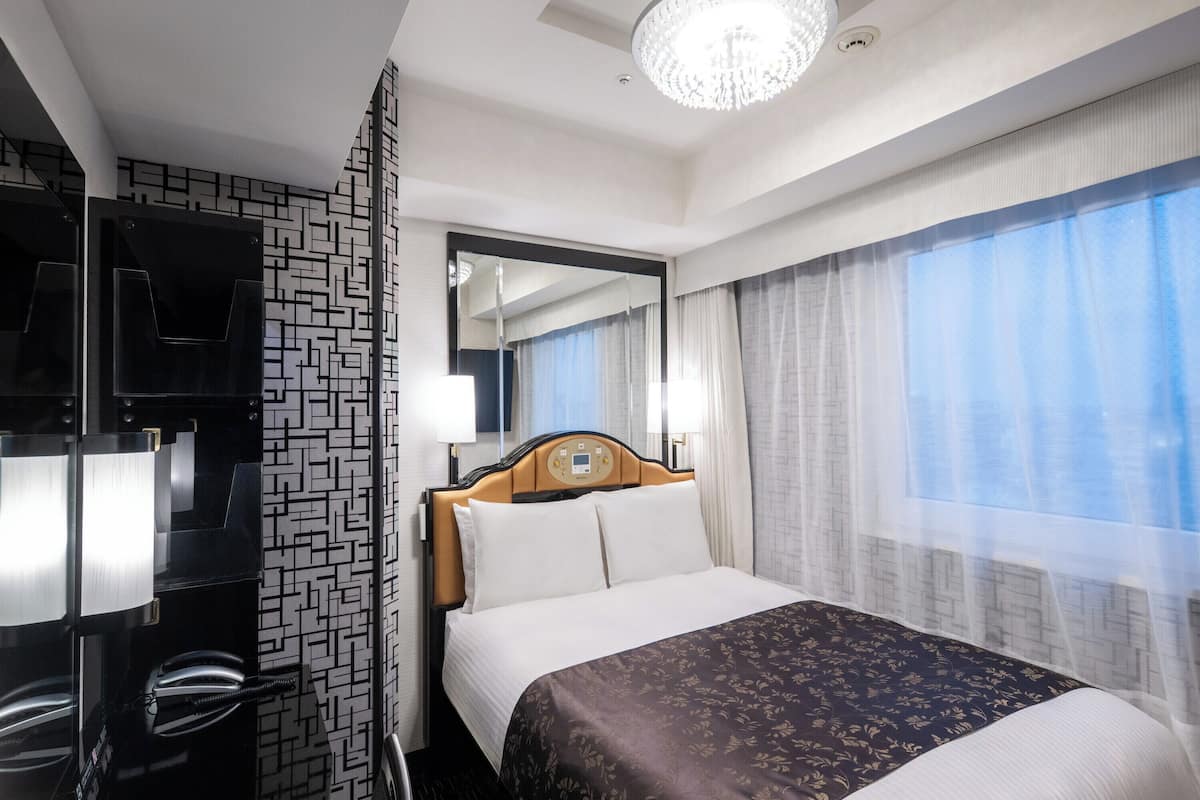 Desk, blackout drapes, free WiFi, bed sheets