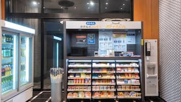 Daily cooked-to-order breakfast (JPY 950 per person)