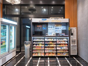 Daily cooked-to-order breakfast (JPY 950 per person)