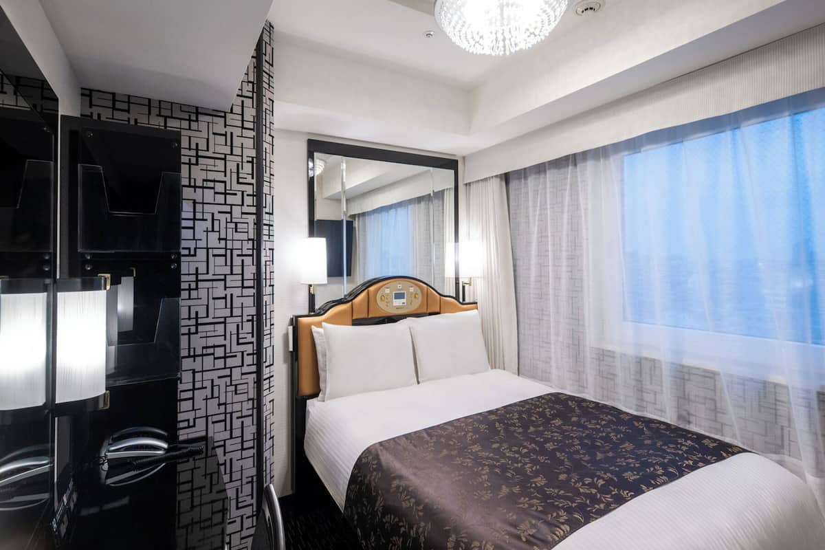 Escrivaninha, cortinas blackout, Wi-Fi de cortesia, roupa de cama