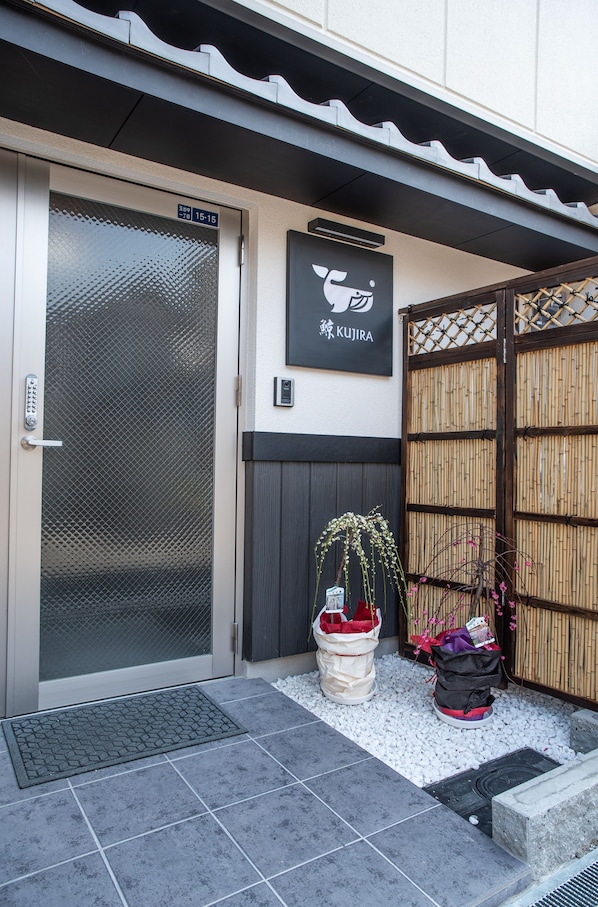 Property entrance - Kujira 301 (Osaka)